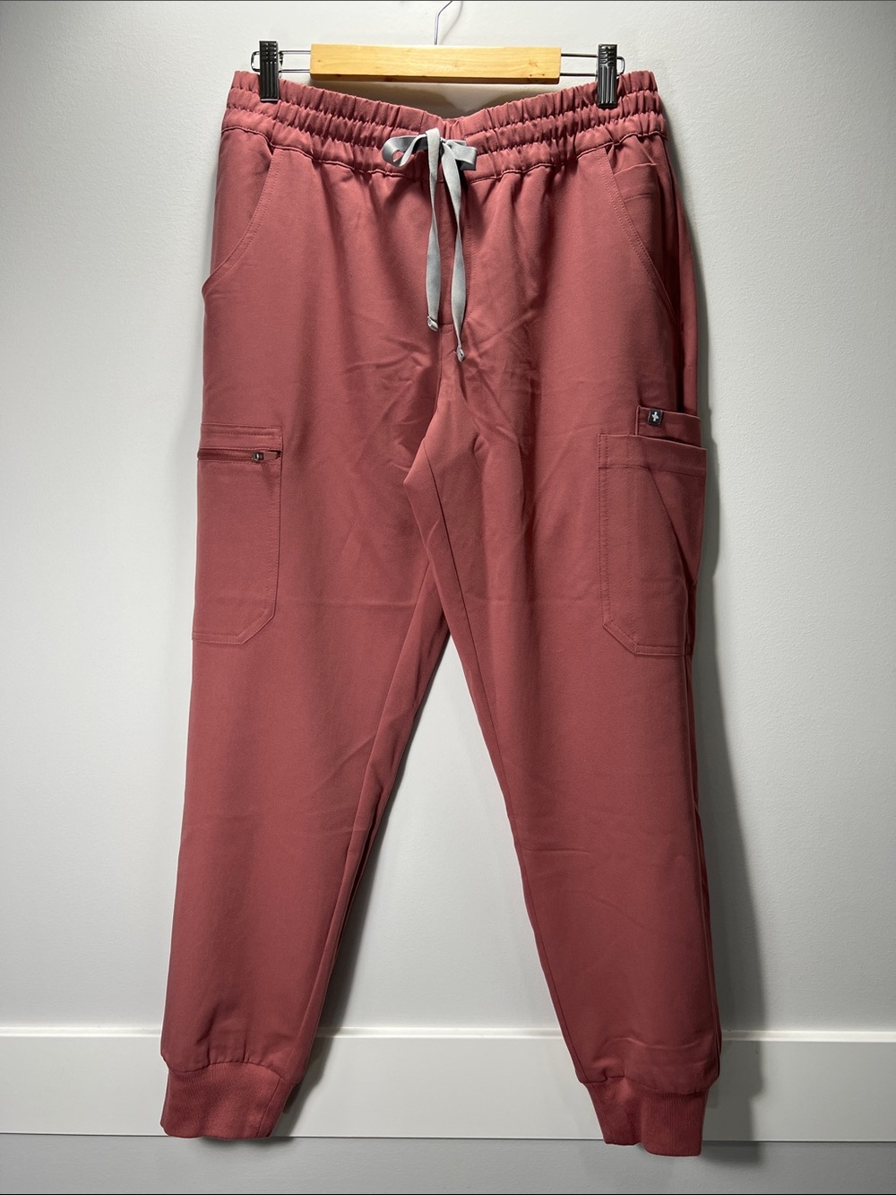 FIGS Women’s Uman Relaxed Jogger Scrub Pants – Mauve – Medium Petite
